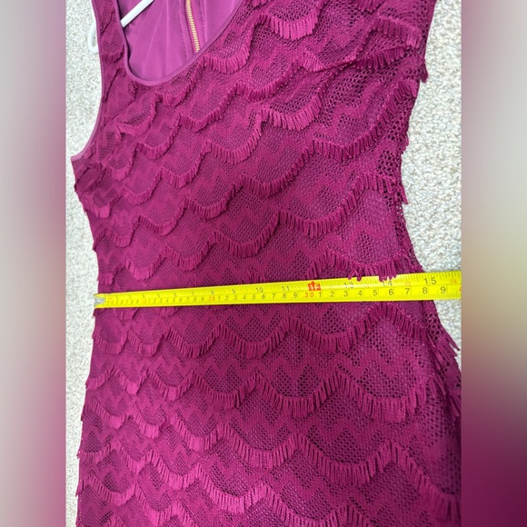 GUESS Sheath Dress Wine Scalloped Women's Size Fringe 8 Sleeveless Short - Picture 3 of 8